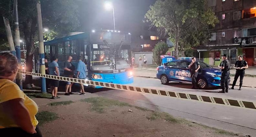 Atacan con balas un colectivo y dejan nueva amenaza al gobernador Pullaro