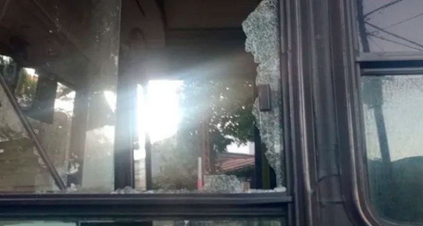 Un pasajero tiró una baldosa al chofer de un colectivo
