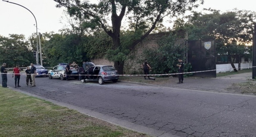 Queman el auto de una empleada penitenciaria frente a la Unidad Nº 6 y dejan una amenaza mafiosa