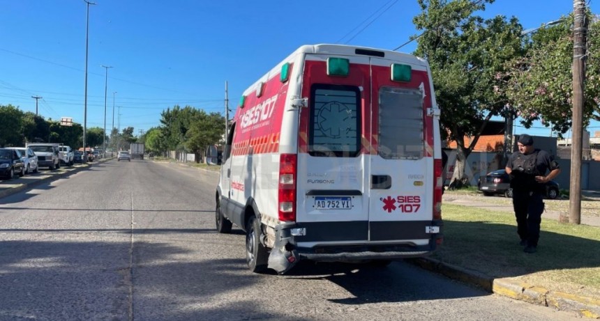 Santa Fe: Choque entre ambulancia que iba al Hospital de Niños y camioneta
