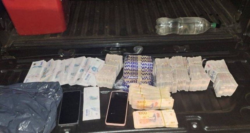 Hallan más de 13 millones de pesos ocultos en una camioneta durante un control policial