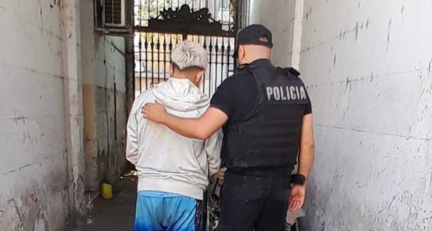 Detienen a un menor por intentar robar autos estacionados en el centro