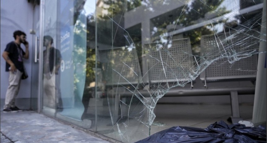 Dos detenidos por robo y destrozos en la oficina de Aerolíneas Argentinas en Rosario