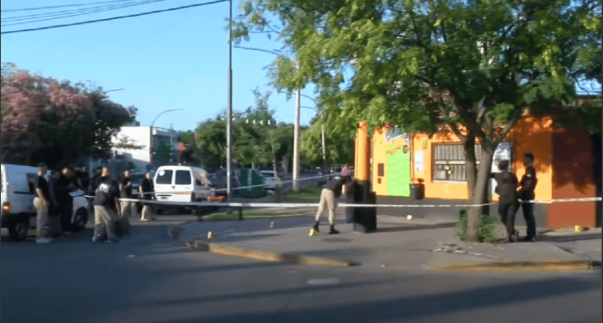 Ataque a balazos contra un minimarket en zona sudoeste: dejaron una nota y huyeron en moto