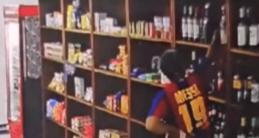 Robó repetidamente bebidas en un comercio, lo detuvieron, pero fue liberado con una leve restricción