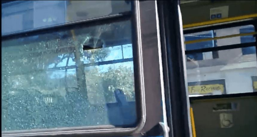 Ataque a piedrazos a un colectivo en zona norte dejó a una pasajera herida