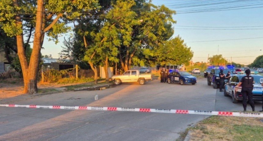 Asesinan a un hombre a balazos desde un auto en la zona oeste