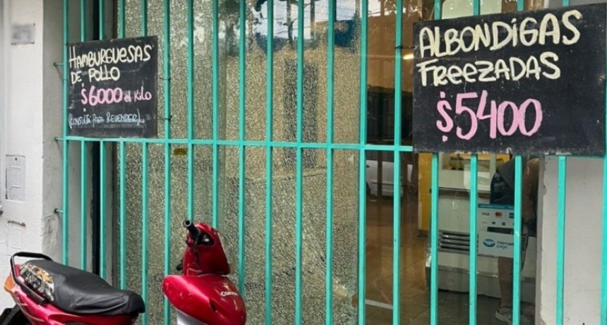 Viernes de ataques intimidatorios: balearon una pollería y dejaron amenazas en una distribuidora