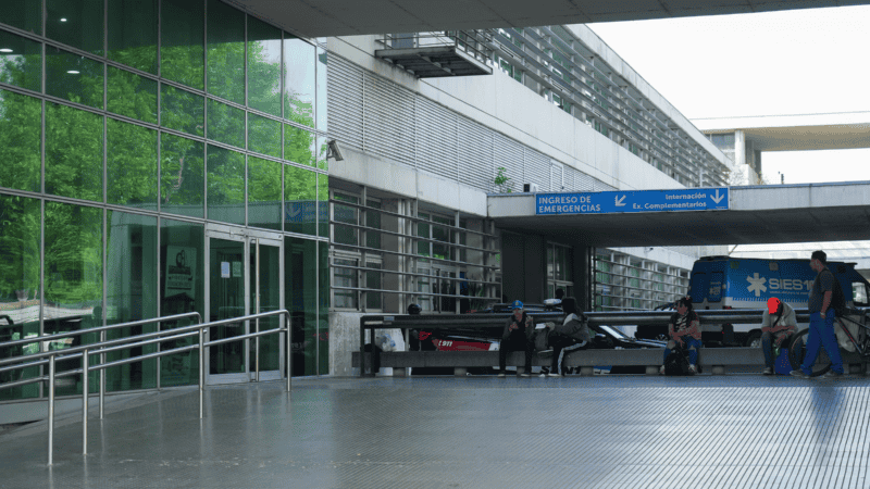 Brutal ataque en Pérez: una mujer permanece en terapia intensiva y buscan a su pareja