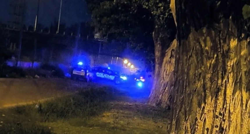 Mataron a tiros a un joven en la vía pública y buscan a los autores del ataque