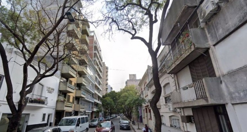 Detienen a dos hombres tras dispararle a un joven desde un edificio y hallar drogas