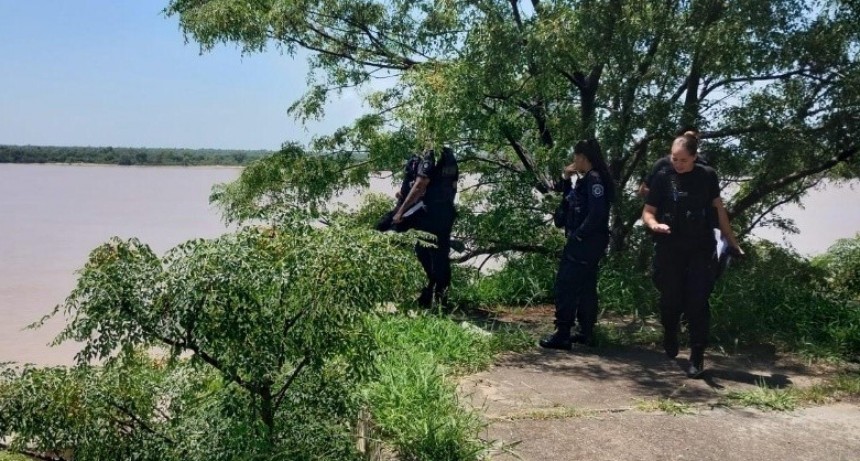 Hallaron el cuerpo de un hombre en la barranca del río y investigan las causas de su muerte