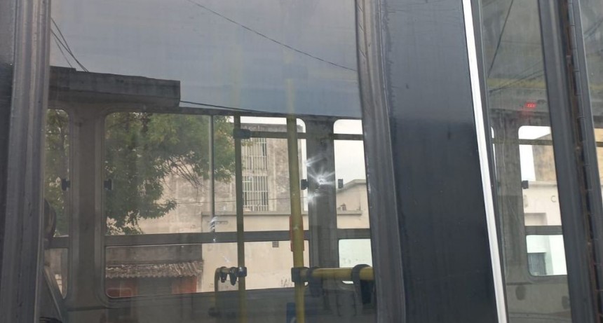 Detuvieron a un hombre por apedrear un colectivo tras no poder viajar sin pagar