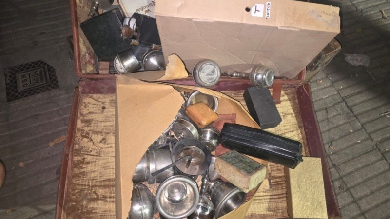 Detuvieron a un hombre tras un intento de robo en barrio Abasto con maletines de objetos antiguos