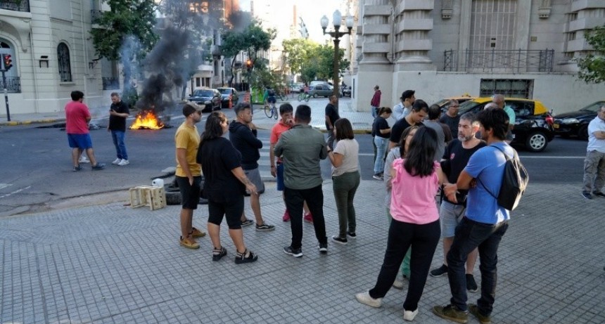 Protestas y pintadas frente a Gobernación por nuevo crimen de taxista
