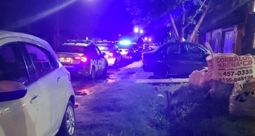 Balearon la casa de un policía y un club deportivo