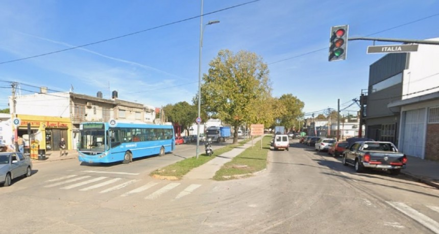 Entró a robar a un minimarket y atacó a la empleada con un termo de agua caliente