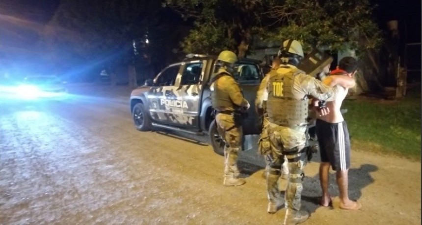 Monje: Un hombre tomó de rehenes a su familia incendió la casa y fue detenido