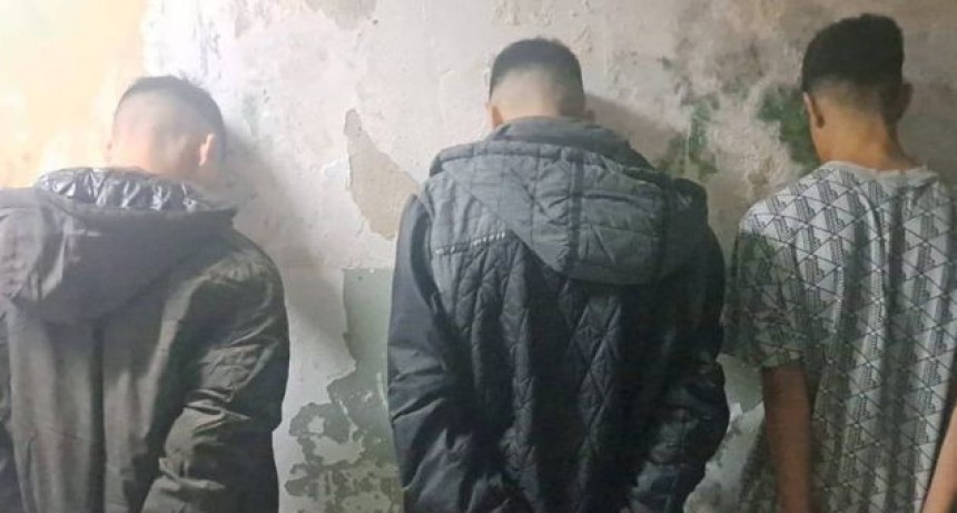 Ocho detenidos tras un tiroteo en barrio Tablada: un patrullero recibió un disparo