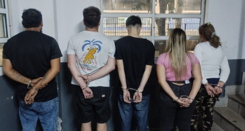 Cinco detenidos tras una persecución: llevaban más de $13 millones y 300 prendas sin usar