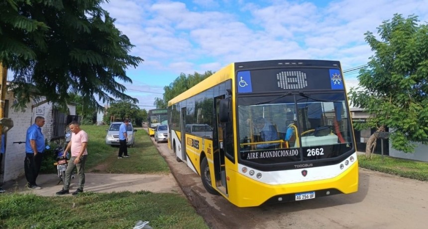 Violento asalto en colectivo de la Línea 8 de Santa Fe: chofer y pasajera heridos