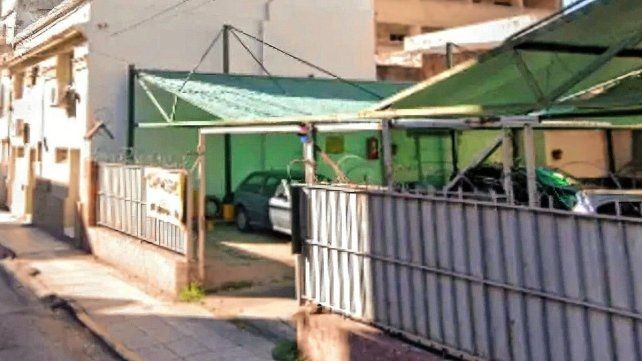Santa Fe: En pleno centro intentó entrar a una casa y terminó herido de bala en la vereda