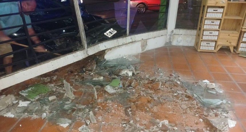 Un auto se estrelló contra una mueblería en zona noroeste y dejó tres heridos