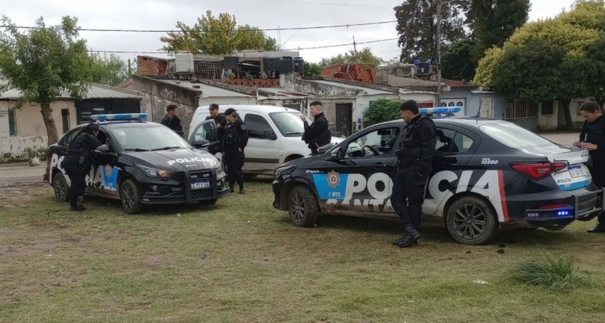 Dispararon contra dos autos y dejaron una nota amenazante en la zona oeste