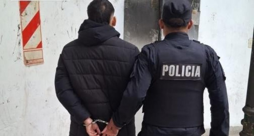 Santa Fe: Le robó el arma reglamentaria a una mujer policía en plena siesta santafesina