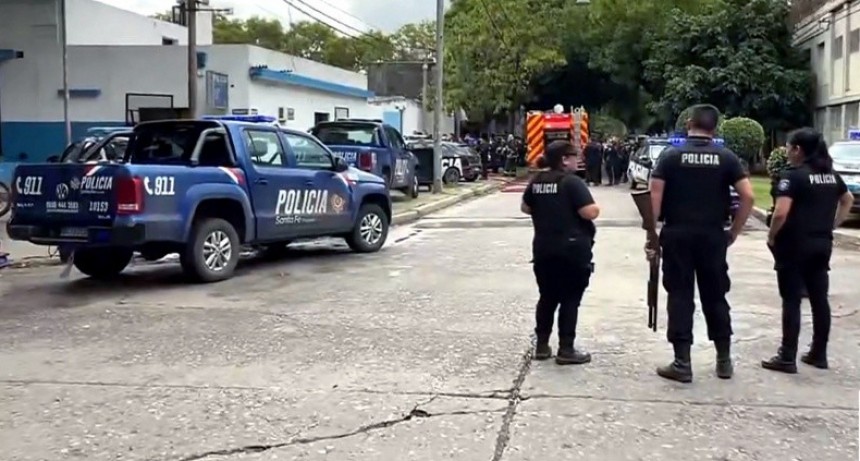 Intento de fuga, incendio y heridos en la Comisaría 15ª: tensión en pleno centro escolar