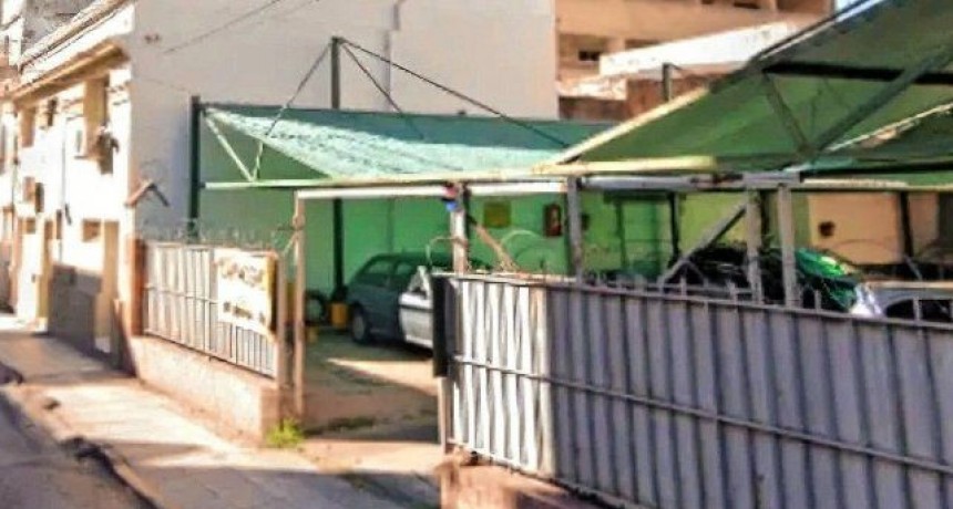 Santa Fe: En pleno centro intentó entrar a una casa y terminó herido de bala en la vereda