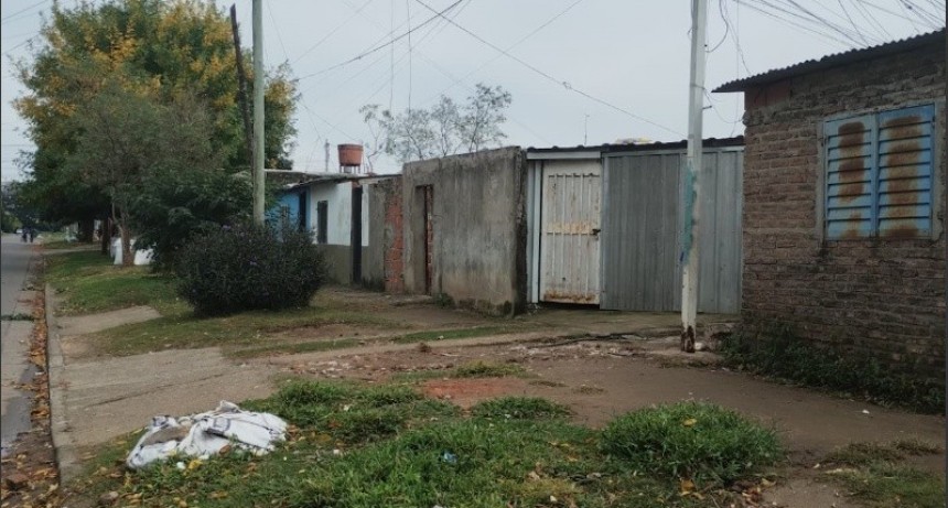 Mataron a un joven con un puntazo en la garganta y lo dejaron tirado en la calle