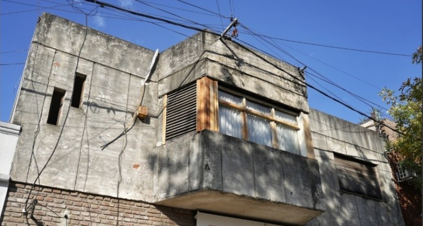 Hallan muerto a un hombre atado a su cama en una casa usurpada de barrio Hospitales