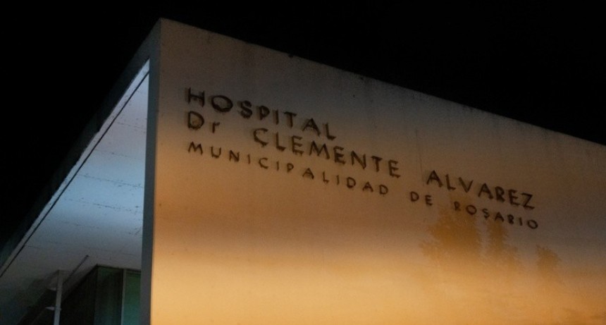 Balearon a una joven en su casa y lucha por su vida