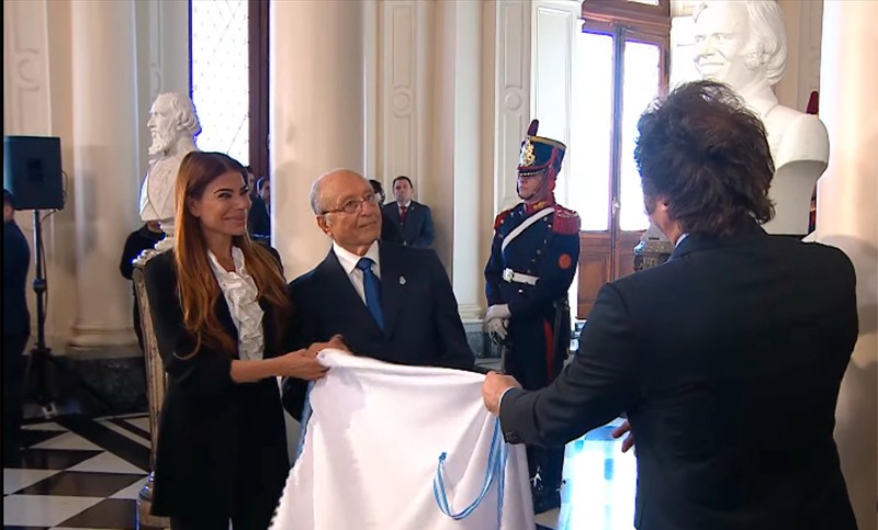 Milei inaugura busto de Menem en Casa Rosada: 
