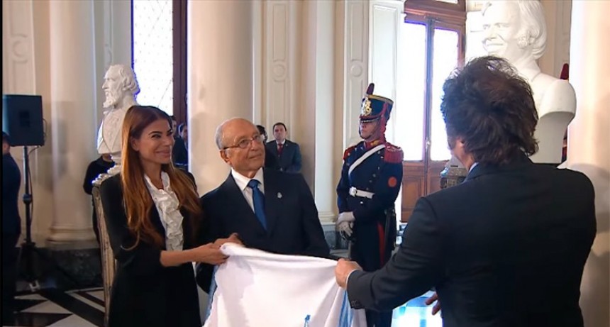 Milei inaugura busto de Menem en Casa Rosada: 