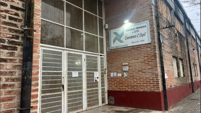 Dejaron una bandera con amenaza narco en la puerta de una escuela de zona sur