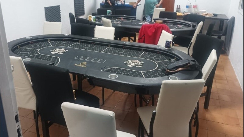 Desmantelaron casino ilegal que operaba en una casa de zona oeste y cayeron diez personas