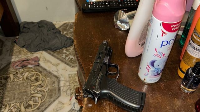 Un policía fue herido durante un allanamiento en Alvear: el sospechoso usó a su hija como escudo