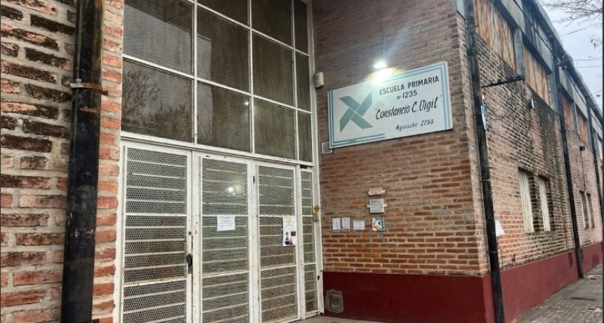 Dejaron una bandera con amenaza narco en la puerta de una escuela de zona sur