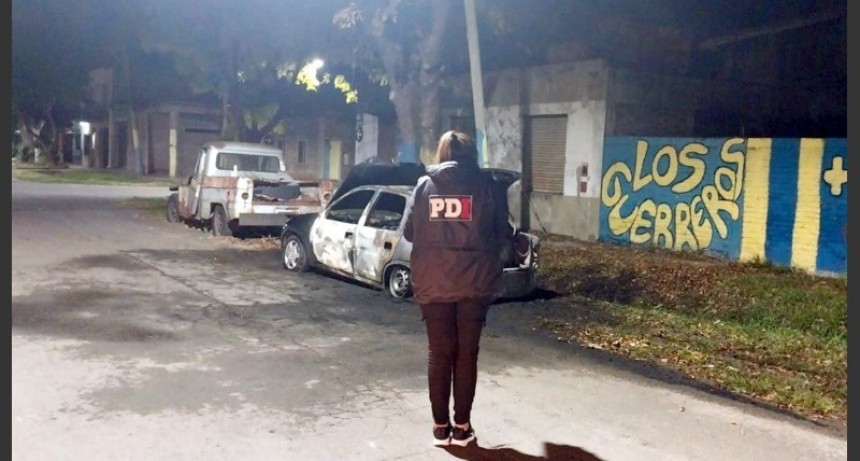 Madrugada de incendios intencionales en Rosario: al menos cinco autos fueron atacados