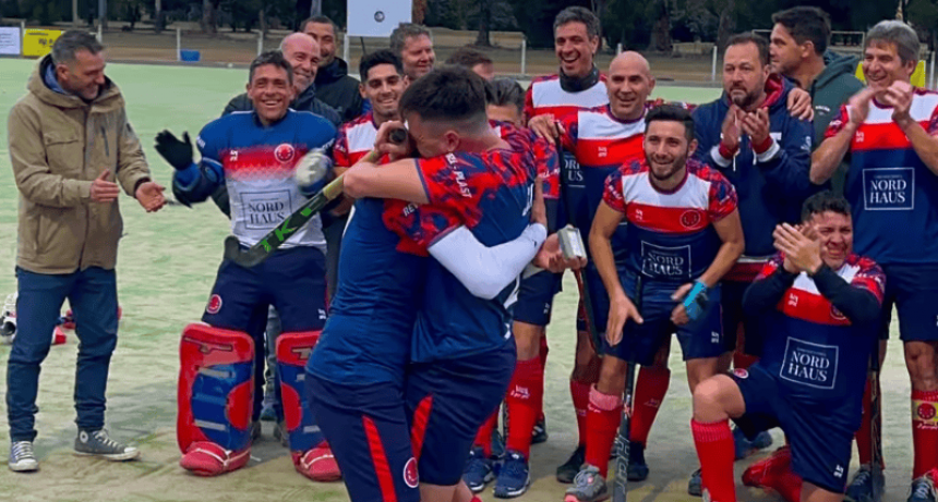 Jugador de hockey del Jockey de Venado Tuerto sorprende a su compañero con romántica propuesta de matrimonio