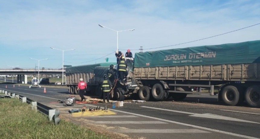 Accidente múltiple en Circunvalación: chofer atrapado y tránsito cortado