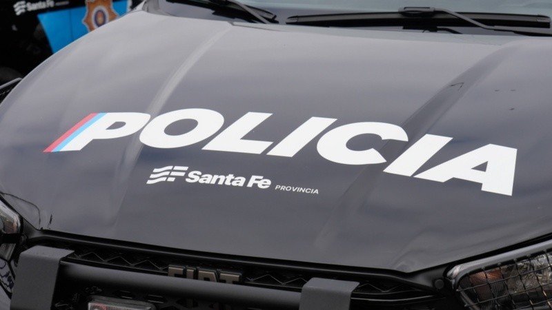Ejecutaron a un hombre en la calle en Baigorria y hallaron un auto robado con un arma