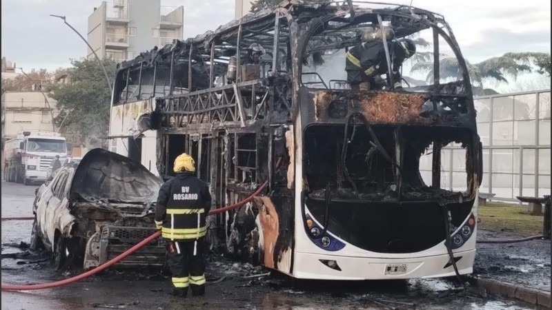 Incendio en la terminal: Patrullero y colectivo se consumieron en un violento episodio
