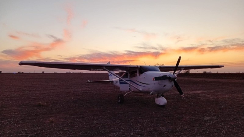 Detienen a dos hombres tras abandonar una avioneta en un campo del sur santafesino