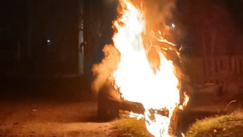 Investigan dos incendios de autos en Rosario y Villa Gobernador Gálvez