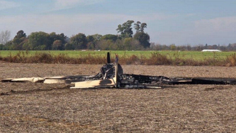 Hallan una avioneta incendiada y sin tripulantes en un campo cerca de Pergamino