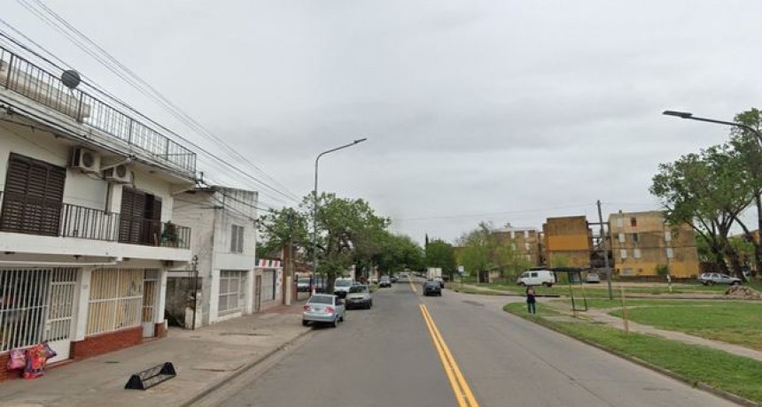 Una mujer sufrió fracturas tras ser baleada por su vecino en zona norte