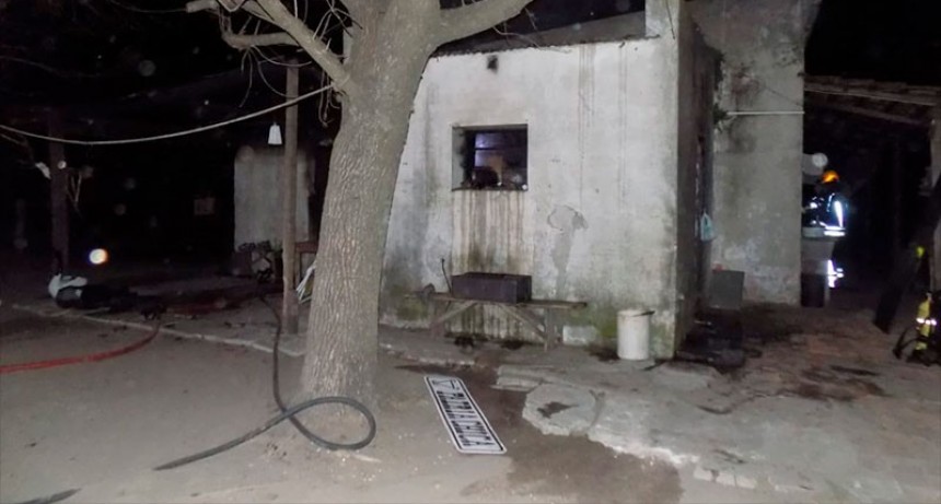 Una mujer y sus hijos con quemaduras graves al quemarse su vivienda 